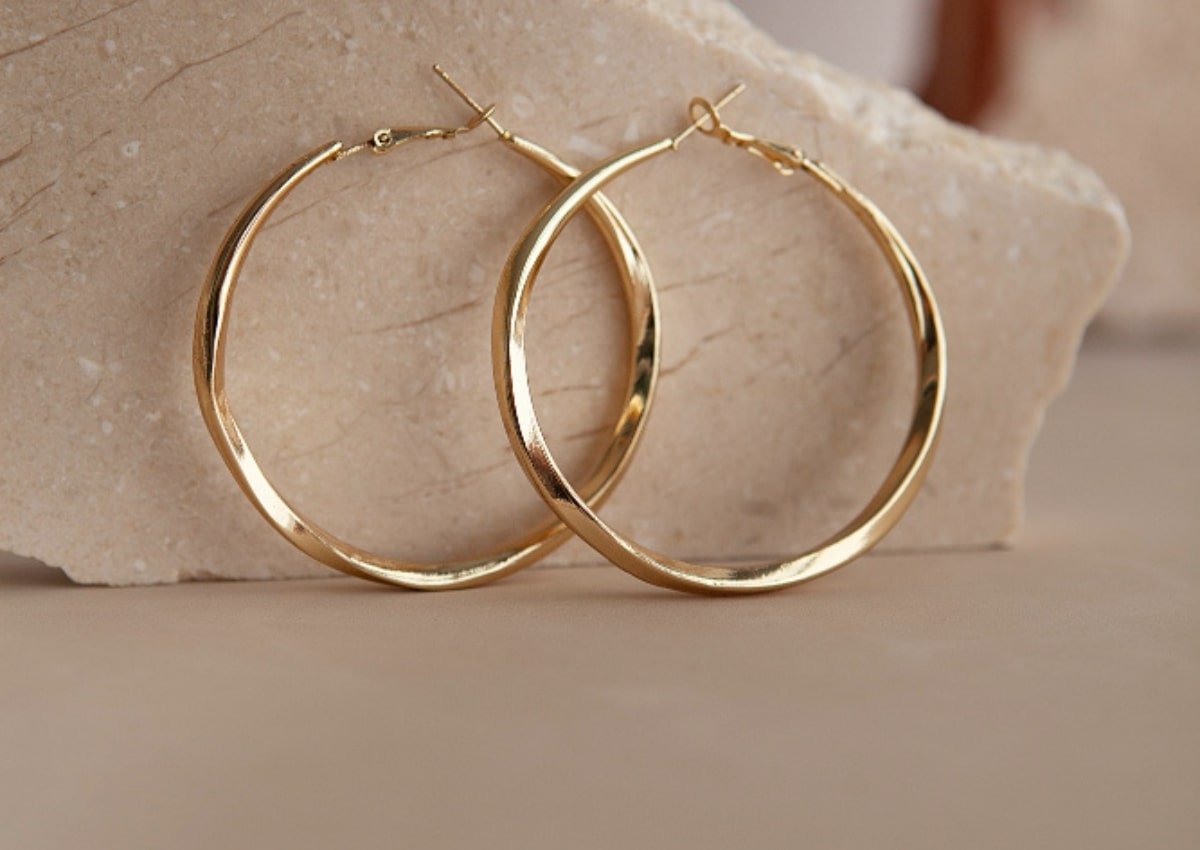 arreglo-estetico-aretes-dorados-min