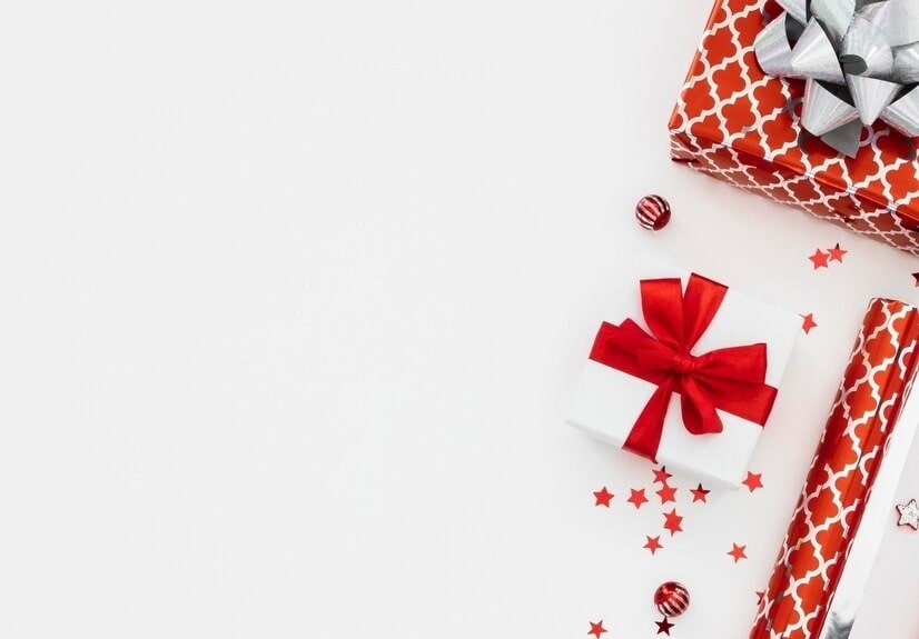surtido-vista-superior-regalos-envueltos-espacio-rojo-min
